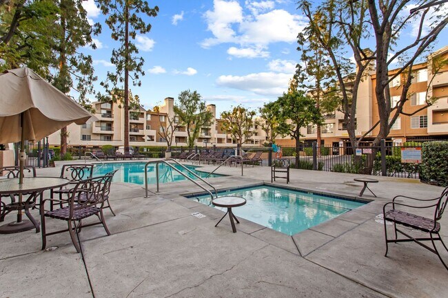 Building Photo - Fully Furnished 2-Bedroom Condo with Balcony – The Met, Woodland Hills