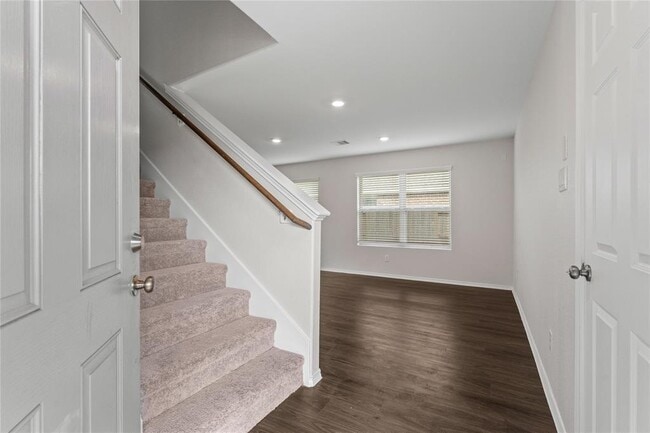 Building Photo - 14515 Broadbury Pond Rd