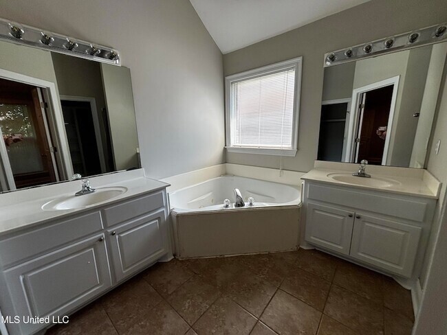 Building Photo - 410 Abbey Woods