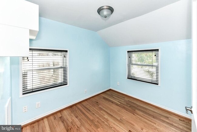 Building Photo - 1028 S Edison St