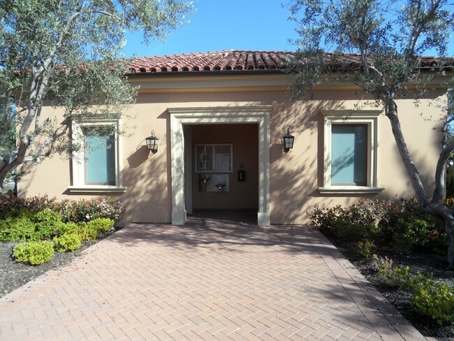 Building Photo - 4BR 3BA two-story condo with 2 Car Attache...