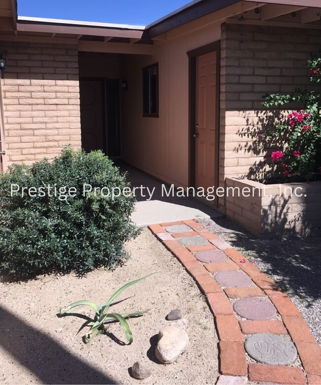 Building Photo - 3bd/2ba home tucked away in Northwest Tucs...