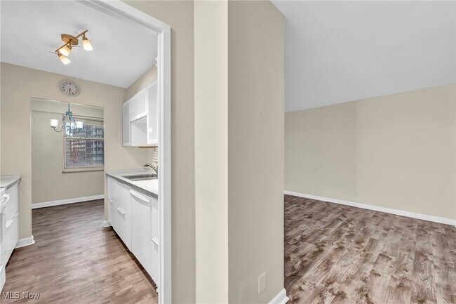 Building Photo - 11850 Edgewater Dr