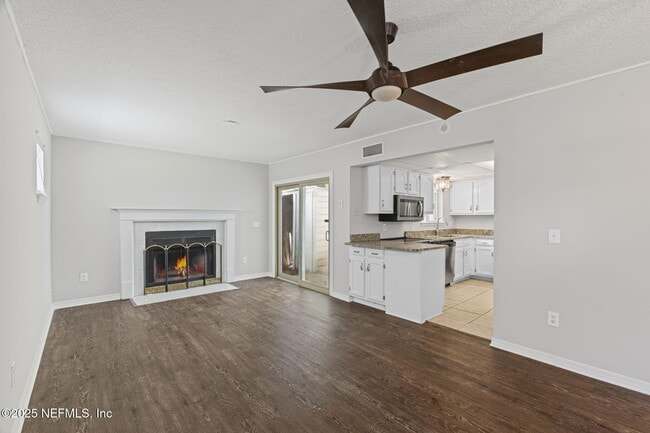Building Photo - 2300 Twelve Oaks Dr