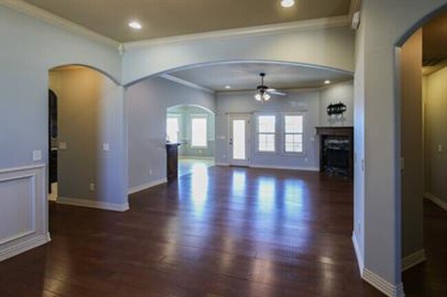 Building Photo - Gorgeous 4-Bedroom Home Ready to move in ASAP.