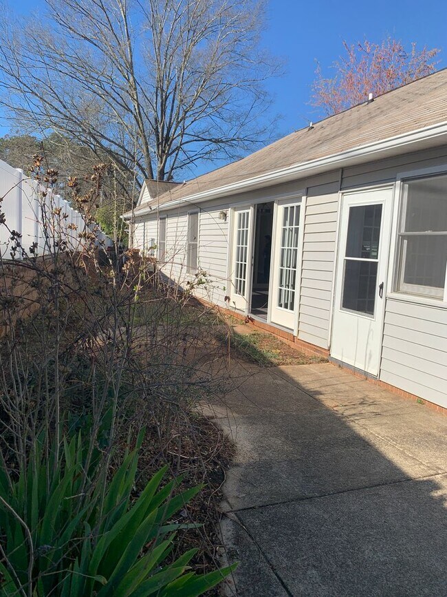 Building Photo - Cozy Living on a quiet cul de sac.
