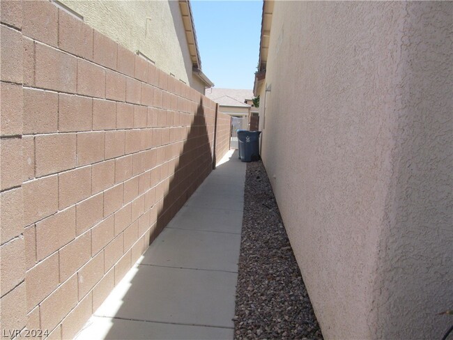 Building Photo - 7225 Fern Meadow St
