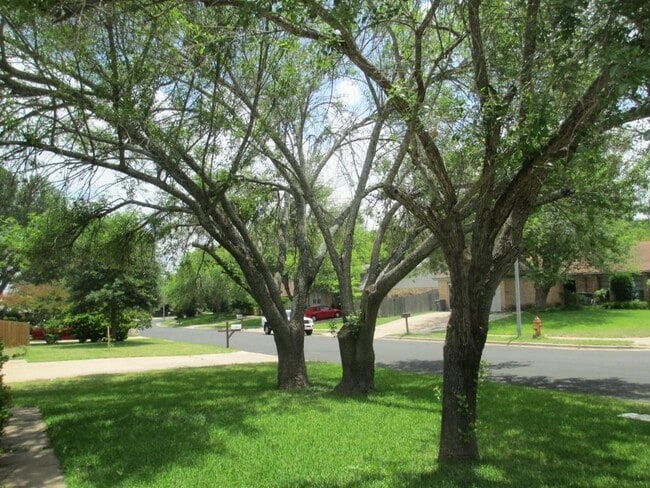 Building Photo - 1214 Doonesbury Dr