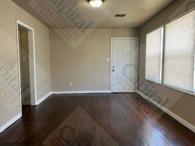 Building Photo - Spacious 3 Bedroom