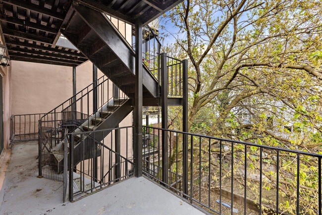 Building Photo - 513 Monroe St