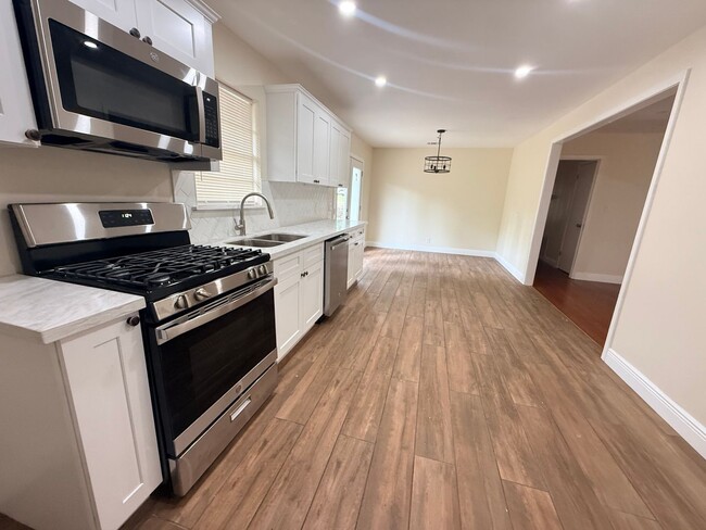 Building Photo - Newly Renovated Property - Family Home