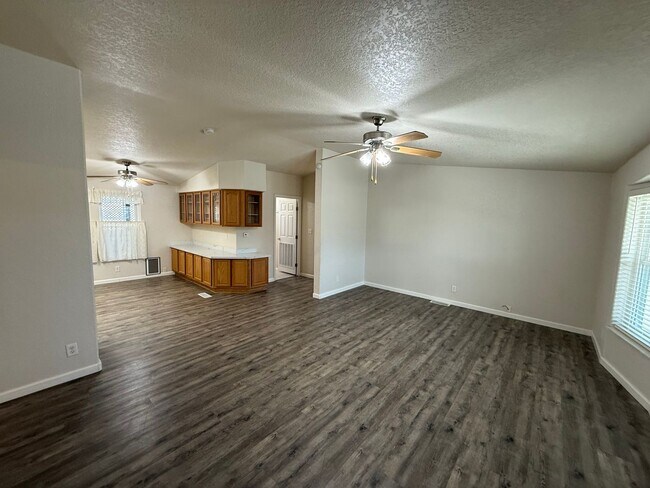 Building Photo - Move In Ready - Spacious Manufactured Home in Foothills!