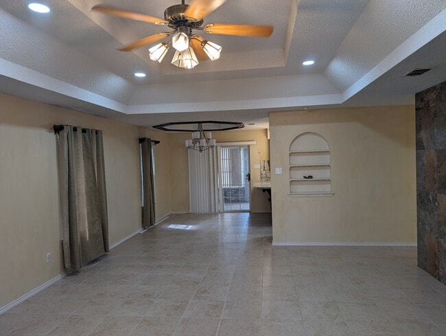 Building Photo - 2213 Lake View Dr