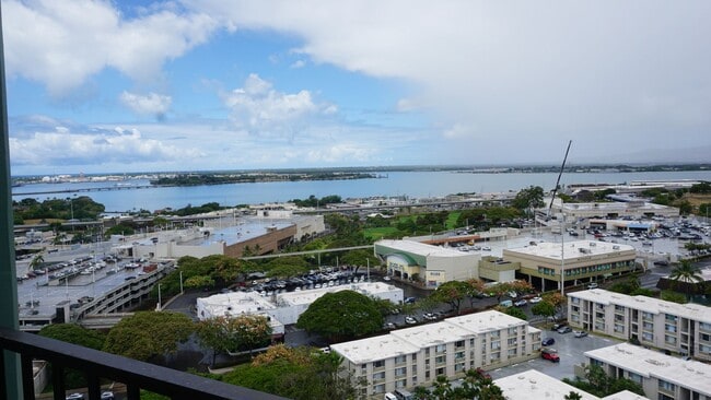 Building Photo - 2-bedroom, 1-bathroom unit with stunning m...