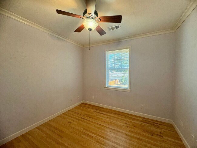 Building Photo - Charming 3-Bedroom, 2-Bath Home in a Pictu...