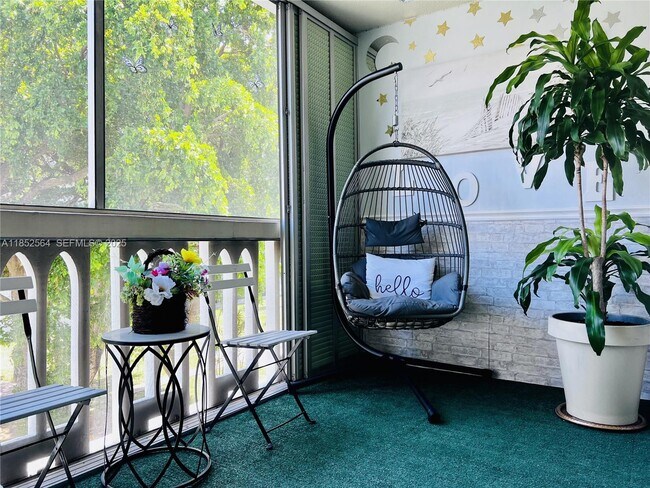 Building Photo - 320 NE 12th Ave