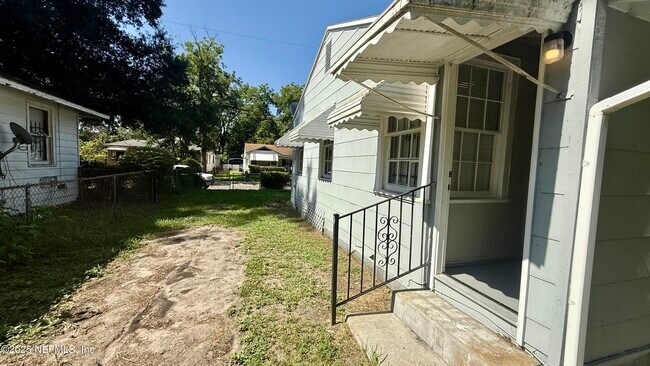 Building Photo - 2047 W 16th St