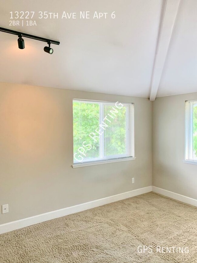 Building Photo - Top floor Condo filled with light