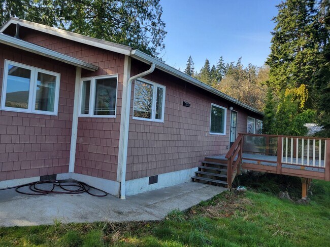 Building Photo - ***PENDING APPLICATION***2 Bed, 1 Bath Beachfront Home For Rent with Stunning Water Views Near Di...