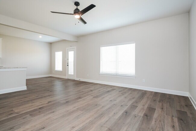 Building Photo - 244 Live Oak Ln