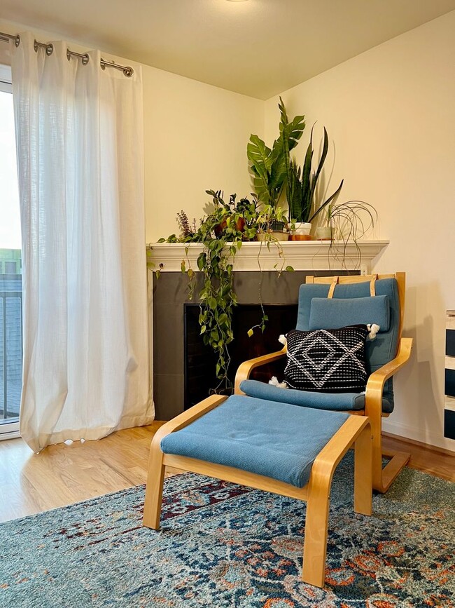 Building Photo - Light and Airy Townhome - Available April 10th