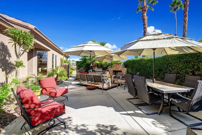 Building Photo - 440 Desert Holly Dr