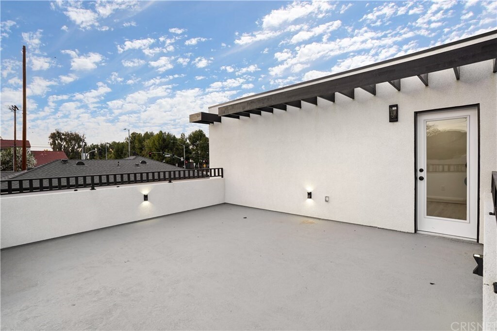 Building Photo - 18060 W Oxnard St