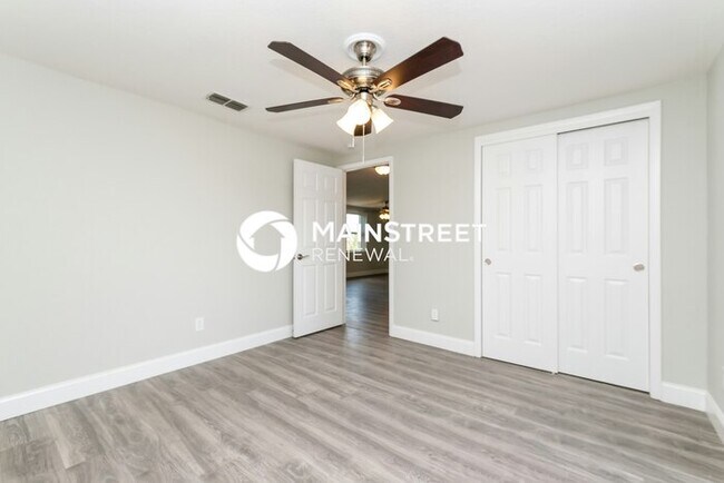 Building Photo - 3 Bedroom Pet-Friendly Home in HOLIDAY, FL with Main Street Renewal