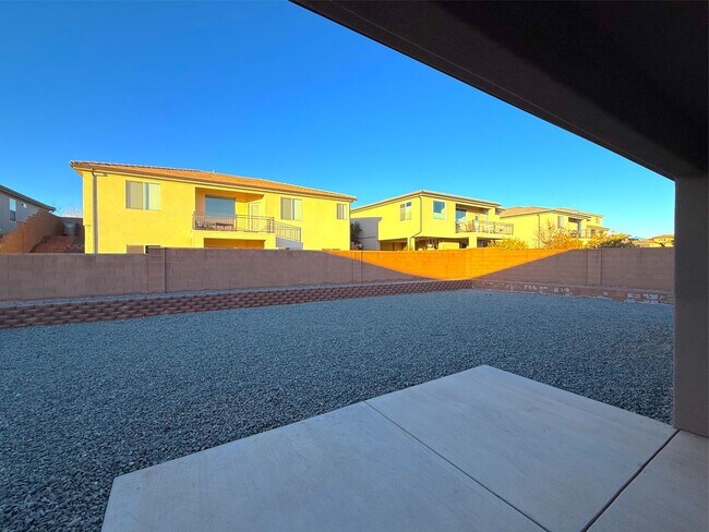 Building Photo - 3 bed, 2 bath home with 2 car garage