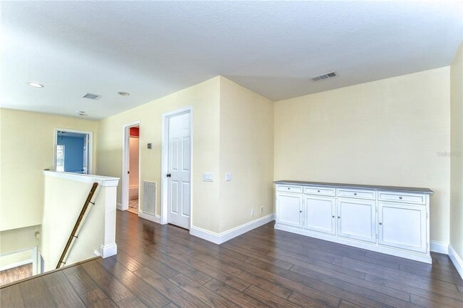 Building Photo - 3292 Covered Bridge Dr E