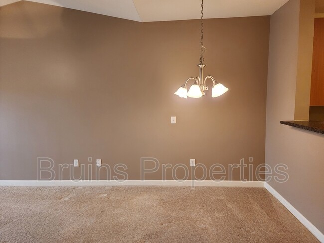 Building Photo - 7104 W Friendly Ave