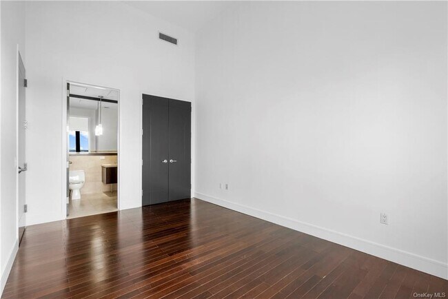 Building Photo - 25 Leroy Pl