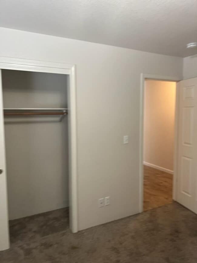 Building Photo - CLEAN SINGLE LEVEL 2 BEDROOM HOME/ WITH DE...