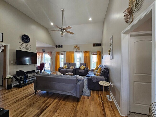 Building Photo - 4 Bedroom, 3 Bathroom home AVAILABLE 6/4/26