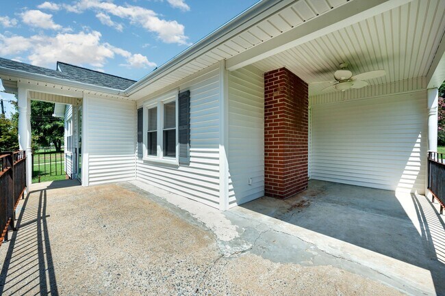 Building Photo - Two Bedroom Farmhouse with LARGE Bonus Room
