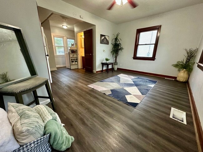 Building Photo - 1 bed, 1 bath house for rent in Waterloo