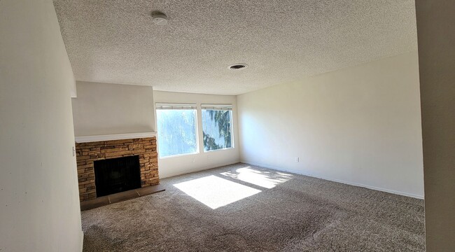 Building Photo - 3-bedroom, 2-bath Condo 'On the Green'