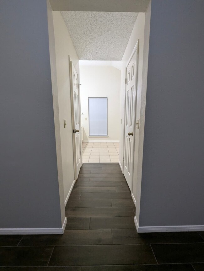 Building Photo - 827 Coral Tree Pl