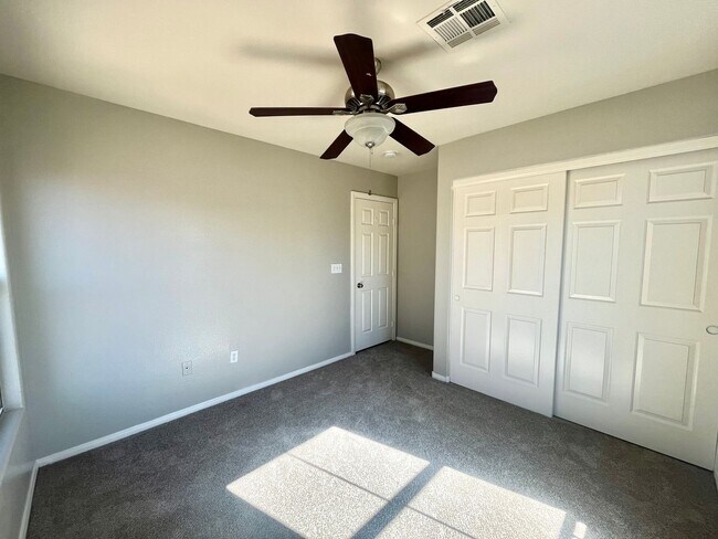 Building Photo - **$800 OFF MOVE IN BY 11/14/25**Spacious T...