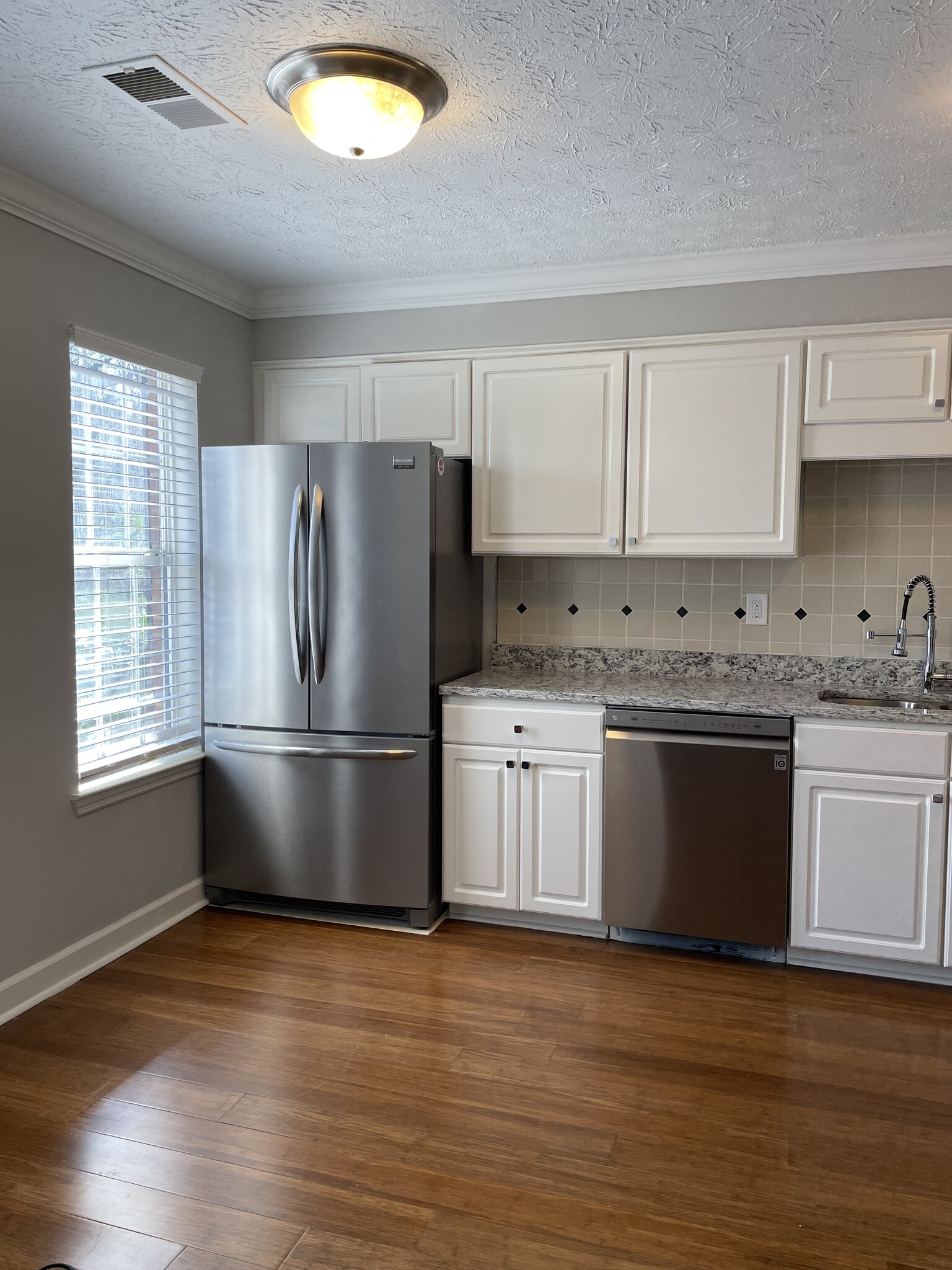 kitchen - 182 Willow Stream Ct