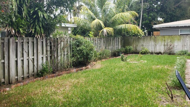 Building Photo - 832 NE 16th Ter