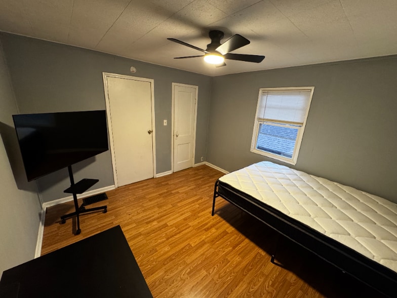 Building Photo - 2722 Shelby St