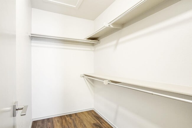 Building Photo - 1000 Rambling Oaks Dr