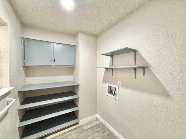 Building Photo - Windcrest Beauty for Rent!