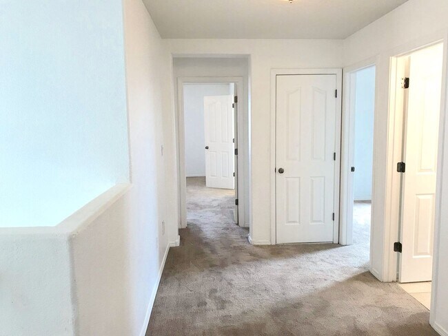 Building Photo - Spacious 4 bedroom Northern Meadows Home with Refriderated Air!