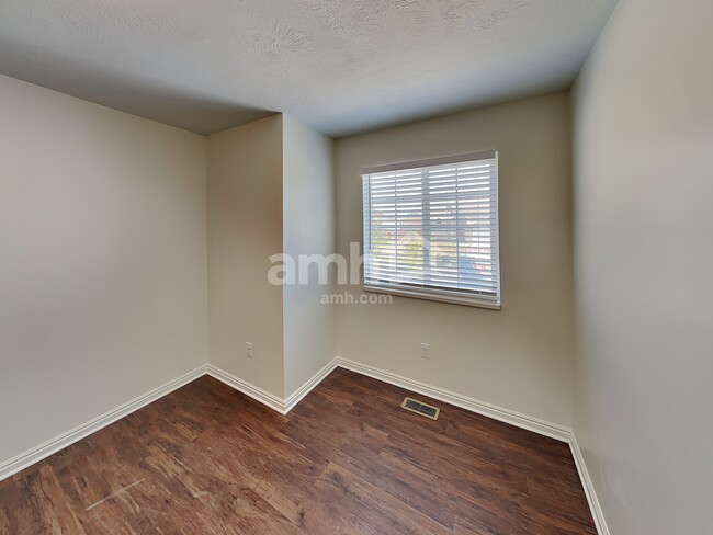 Building Photo - 949 580 E