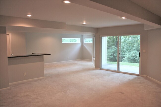 Building Photo - 8423 Old World Ct