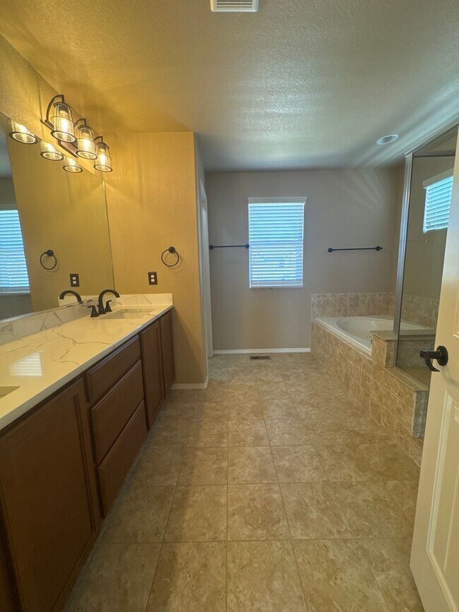 Building Photo - 10732 Echo Canyon Dr