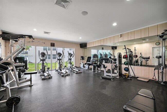 Building Photo - 1075 NE Miami Gardens Dr
