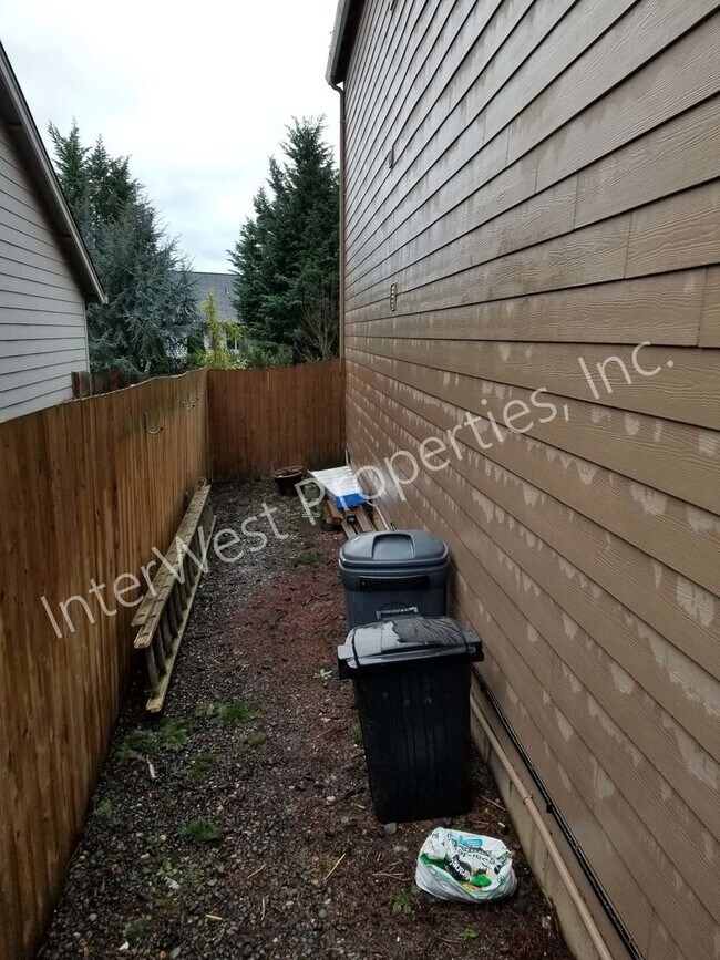 Building Photo - Large 3 Bed 2.5Ba Vancouver Beauty W/ Gas Fireplace, Dog Run, Fenced Yard & So Much More!